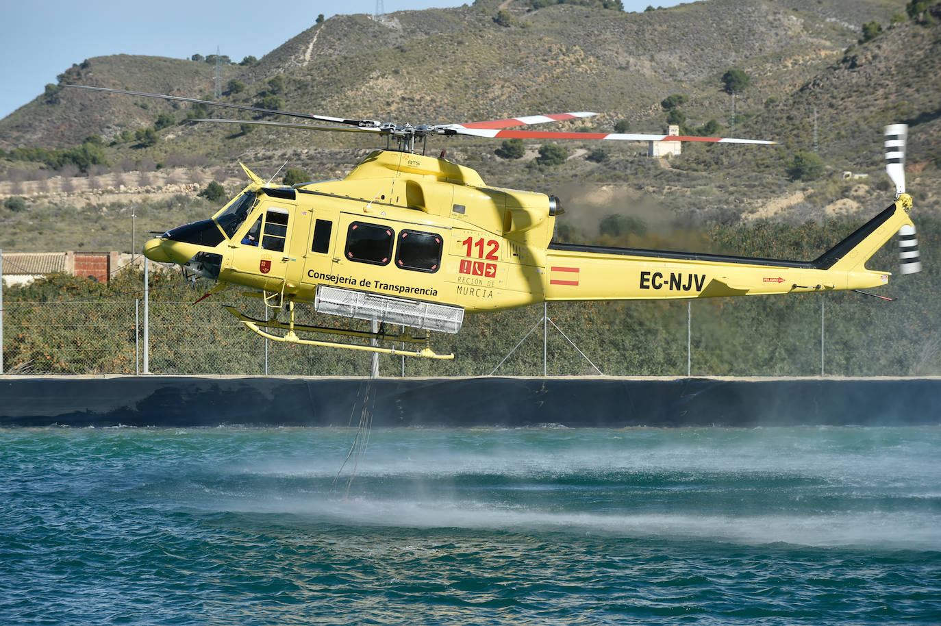 Fotos: Más de un centenar de efectivos trabajan contra el incendio en la sierra de Carrascoy