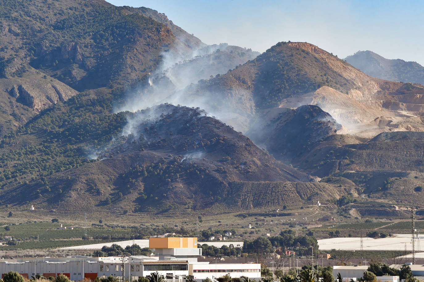 Fotos: Más de un centenar de efectivos trabajan contra el incendio en la sierra de Carrascoy