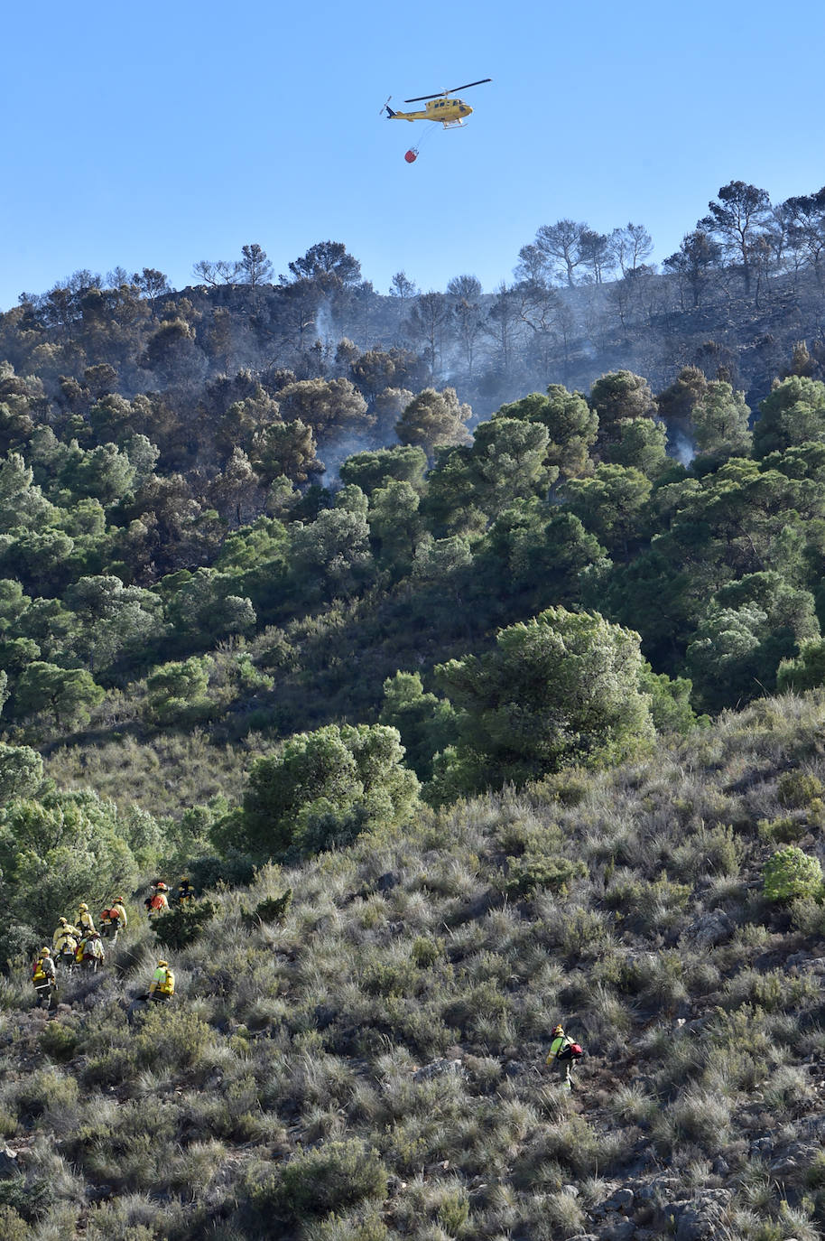 Fotos: Más de un centenar de efectivos trabajan contra el incendio en la sierra de Carrascoy