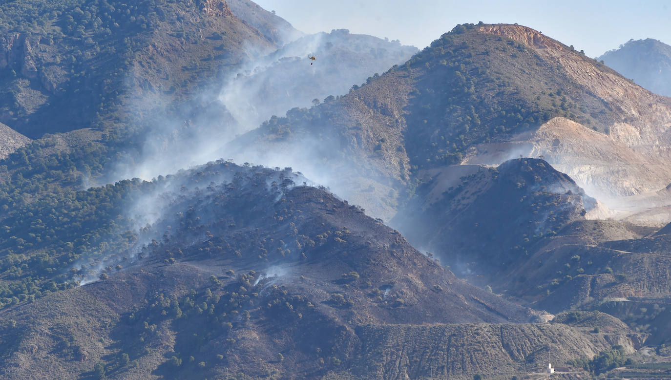 Fotos: Más de un centenar de efectivos trabajan contra el incendio en la sierra de Carrascoy