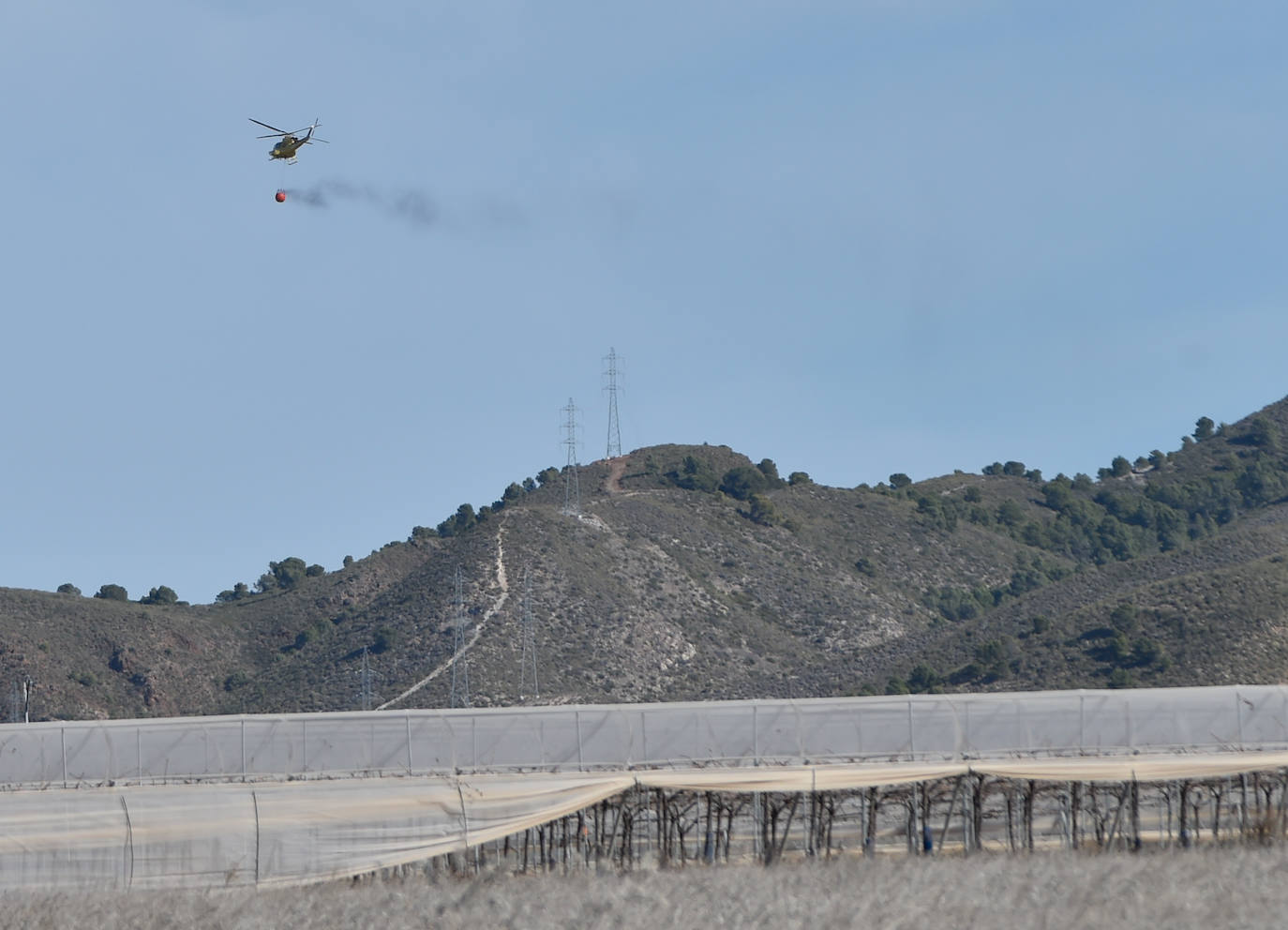 Fotos: Más de un centenar de efectivos trabajan contra el incendio en la sierra de Carrascoy