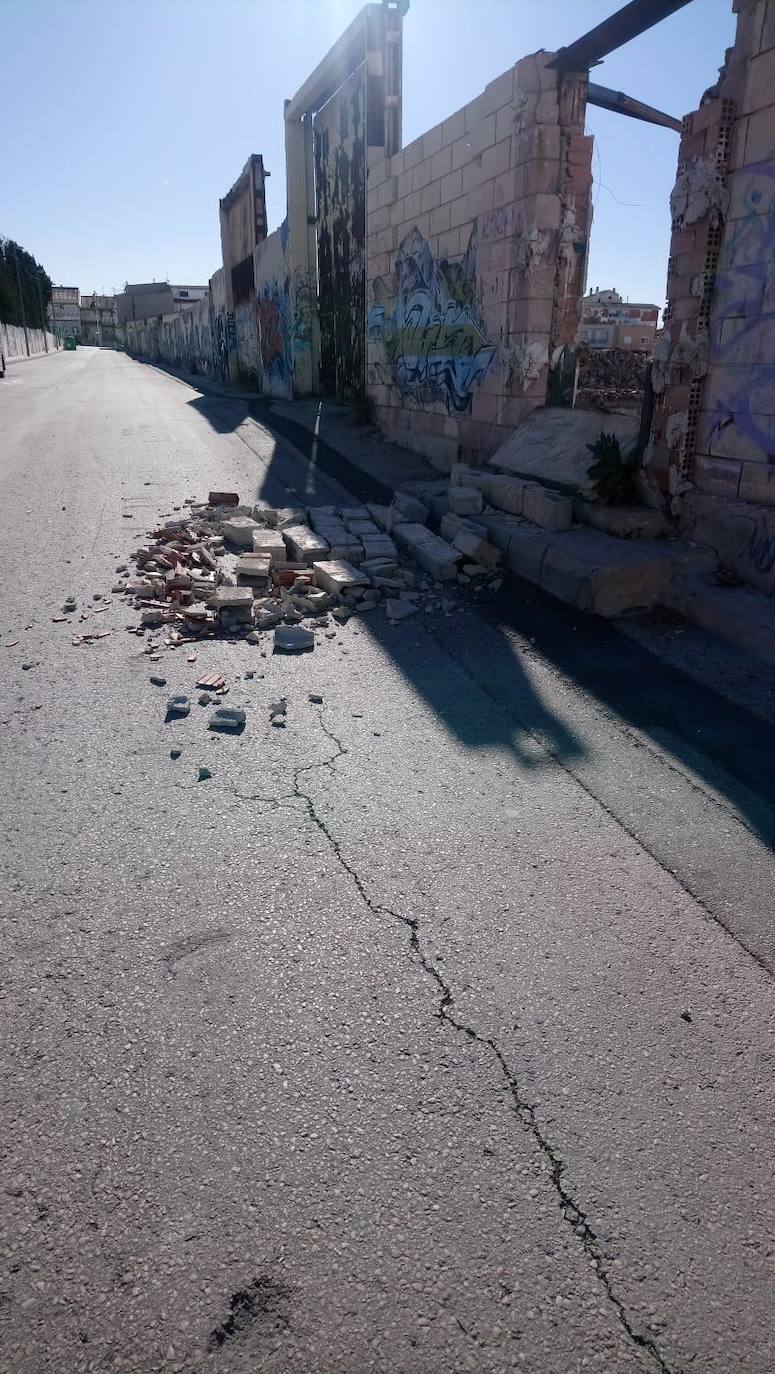 Muro derrumbado en una pared de la calle Pablo Iglesias de Molina.
