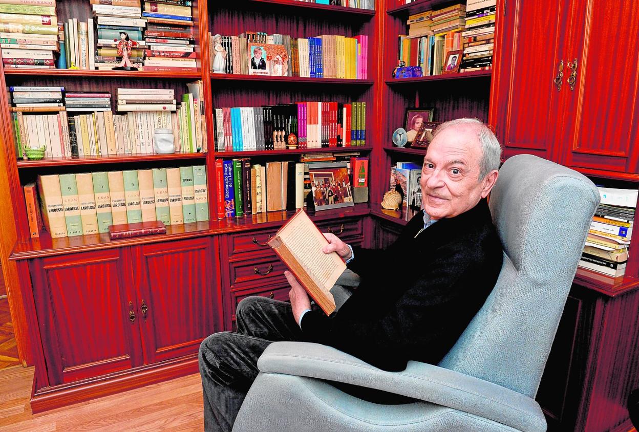 El escritor ceheginero Salvador García Jiménez en la biblioteca de su domicilio en Murcia. 