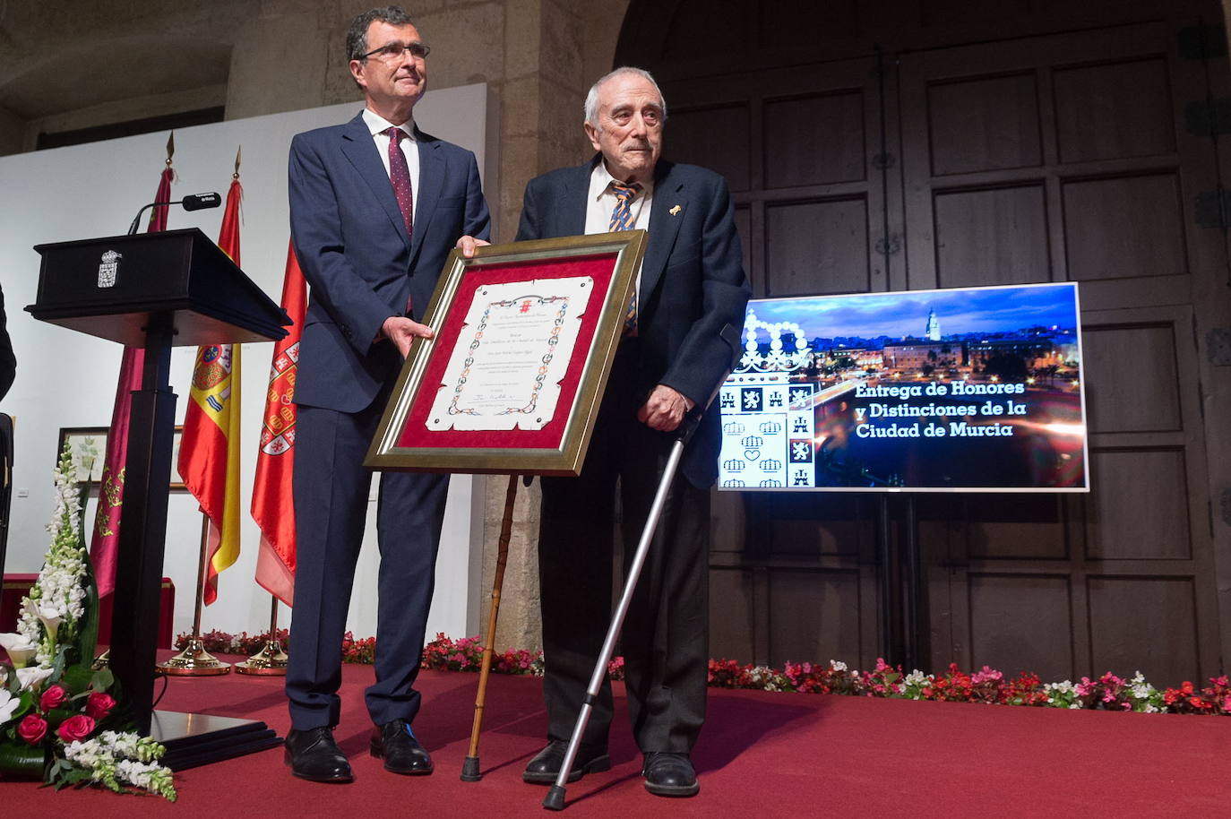 Junto al alcalde de Murcia, José Ballesta, durante el acto conmemorativo en el que fue nombrado Hijo Predilecto de la ciudad, en 2018.