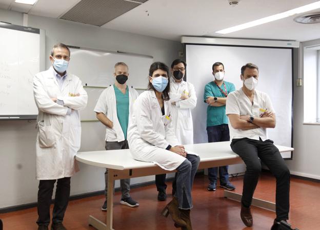 De izquierda a derecha, Domingo Pascual, jefe del Servicio de Cardiología; Mario Royo-Villanova, coordinador médico de Trasplantes; Iris Garrido, jefa de la Unidad de Insuficiencia Cardíaca; Ricardo Robles, coordinador regional de Trasplantes de la Comunidad; Fran Pastor, cardiólogo, y Sergio Cánovas, jefe del Servicio de Cirugía Cardiovascular.