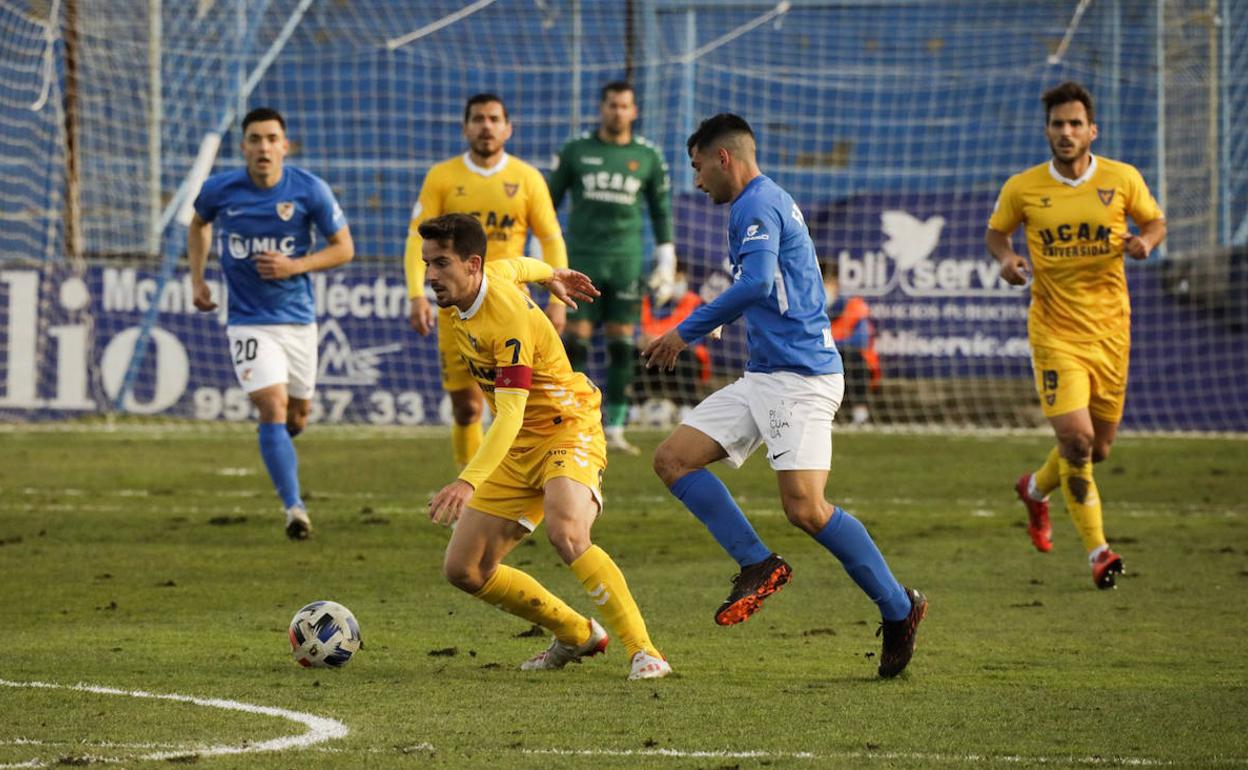 Rafa de Vicente aguanta la presión de un rival.