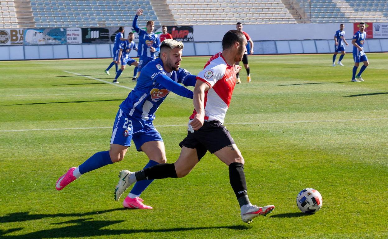 Emilio Iglesias trata de robar el balón durante el partido ante el Córdoba, la pasada semana.