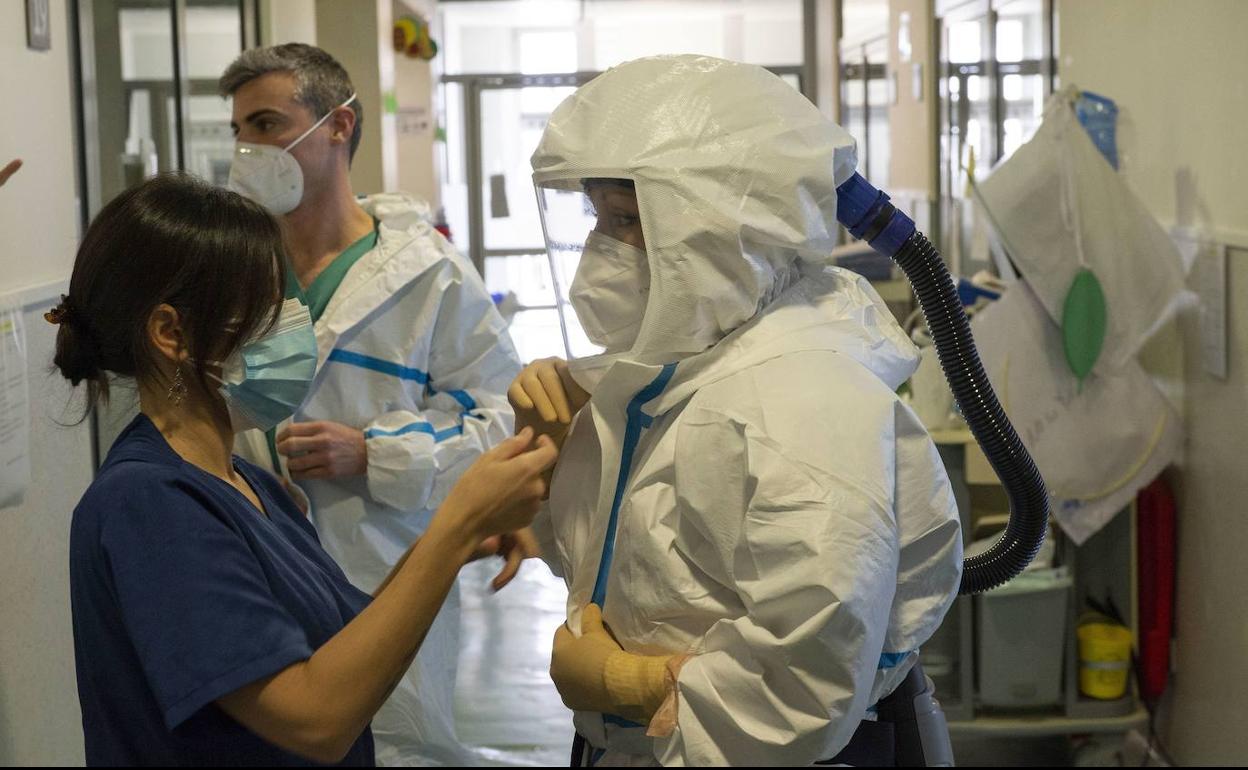 Sanitarios en la UCI del hospital Santa Lucía, en Cartagena.