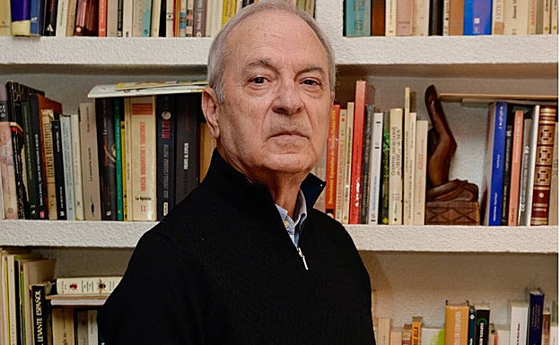 El autor de 'La gran historia de honor de Don Martín de Ambel', en su domicilio en Murcia. 