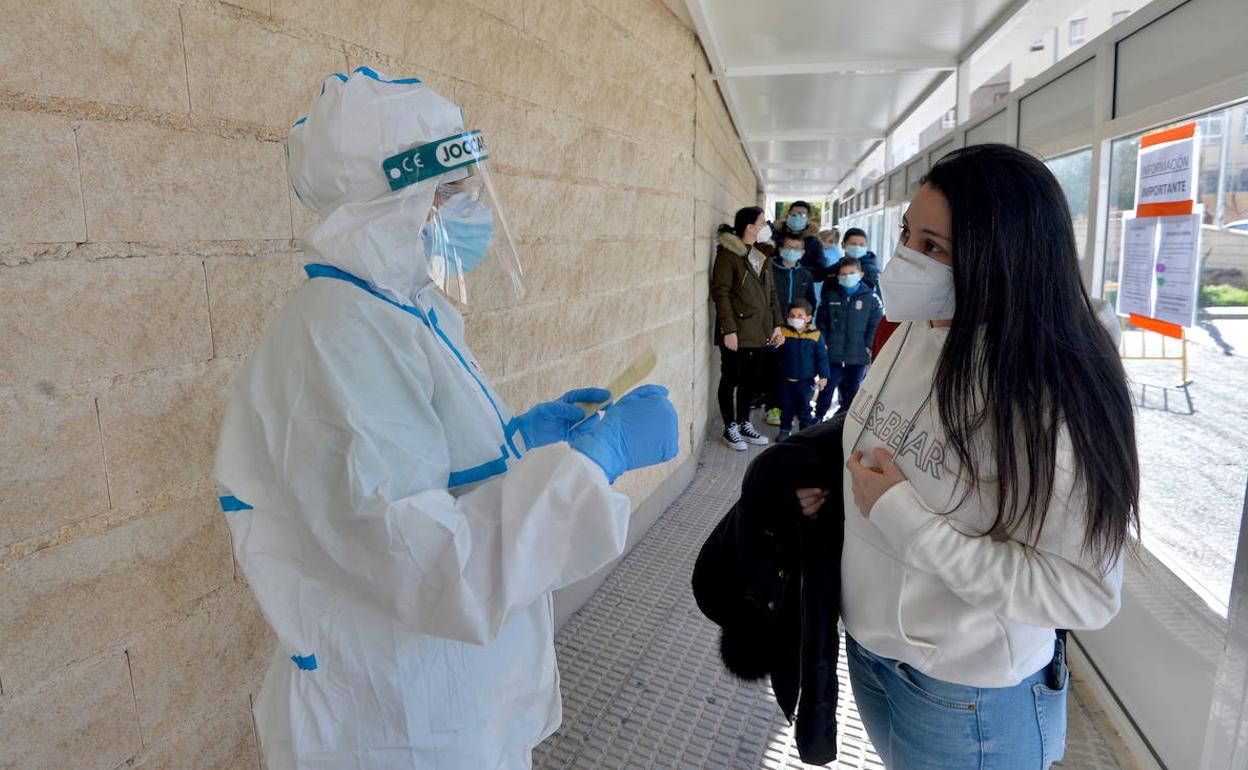 Una joven acude a un punto Covid para realizarse una PCR. 