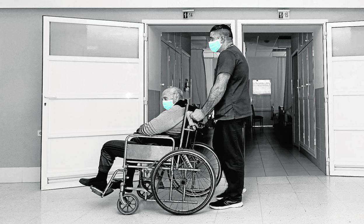 Los profesionales del Real y Santo Hospital de la Caridad de Cartagena tratan a los usuarios por su nombre de pila, con cercanía, para que se sientan como en casa.