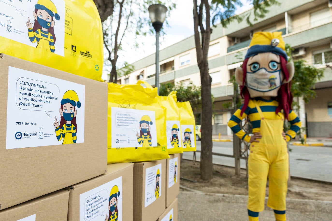 Fotos: Las brigadas cívicas del servicio de Limpieza Viaria del Ayuntamiento de Murcia repartirán más de 45.000 mascarillas reutilizables