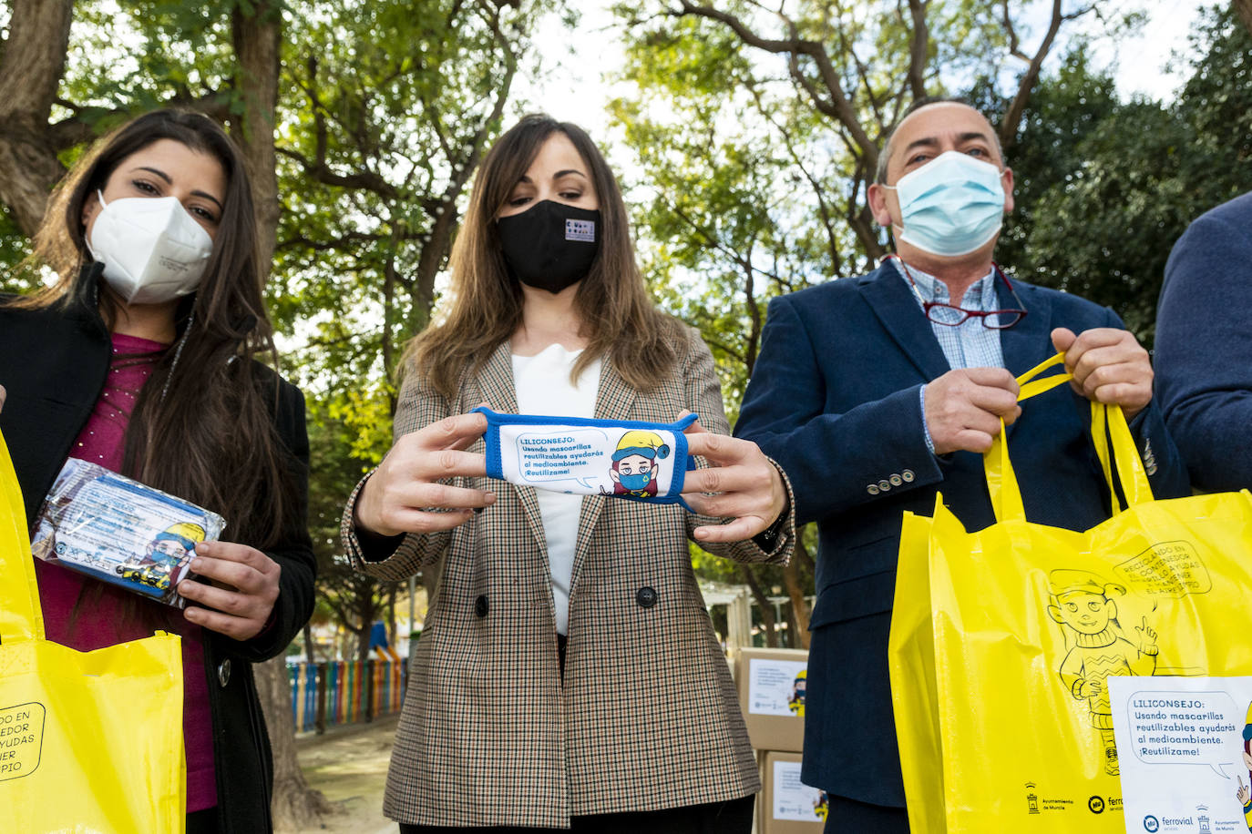 Fotos: Las brigadas cívicas del servicio de Limpieza Viaria del Ayuntamiento de Murcia repartirán más de 45.000 mascarillas reutilizables