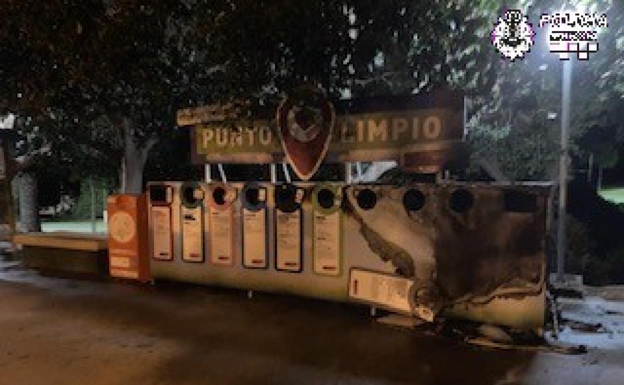 Contenedores presuntamente quemados por los menores.