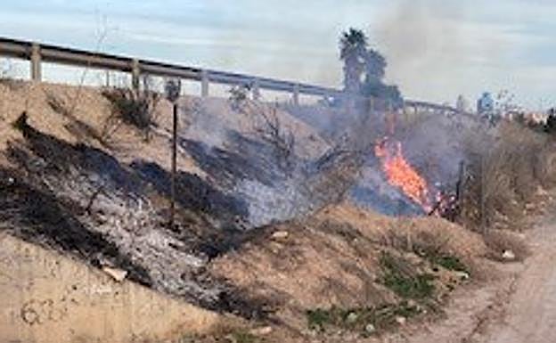 Incendio junto a la autovía A-7, a la altura de Guadalupe.