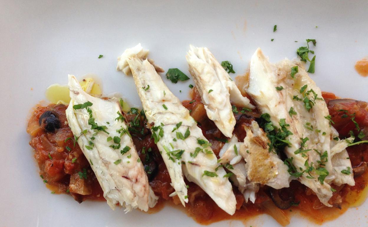 Lubina sobre cama de verduras