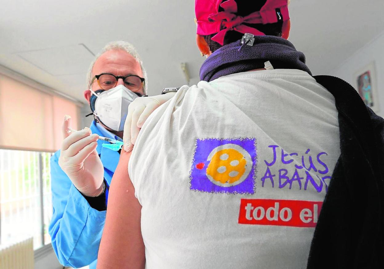 El concejal Felipe Coello inyecta una dosis de la vacuna en Jesús Abandonado. 