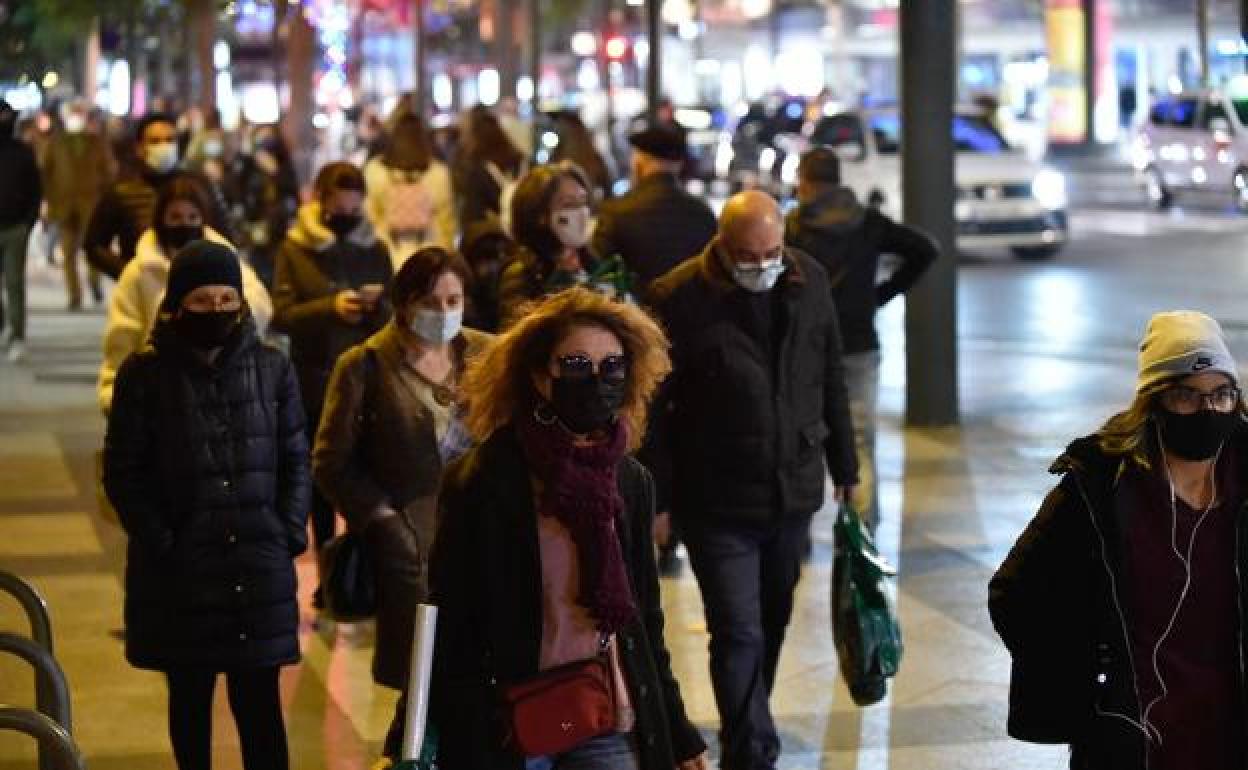 Afluencia de personas en la Gran Vía de Murcia, en una imagen de archivo. 