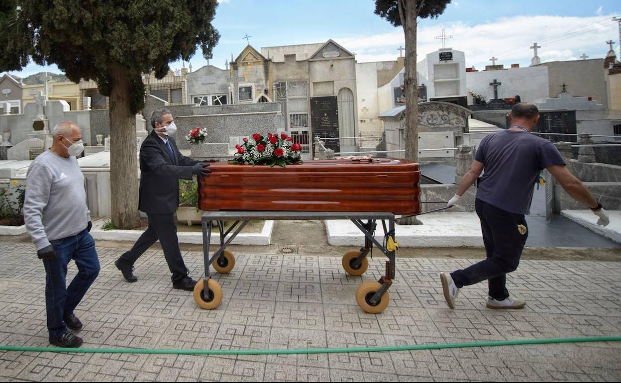 Traslado de un féretro en el cementerio de Espinardo, en Murcia.