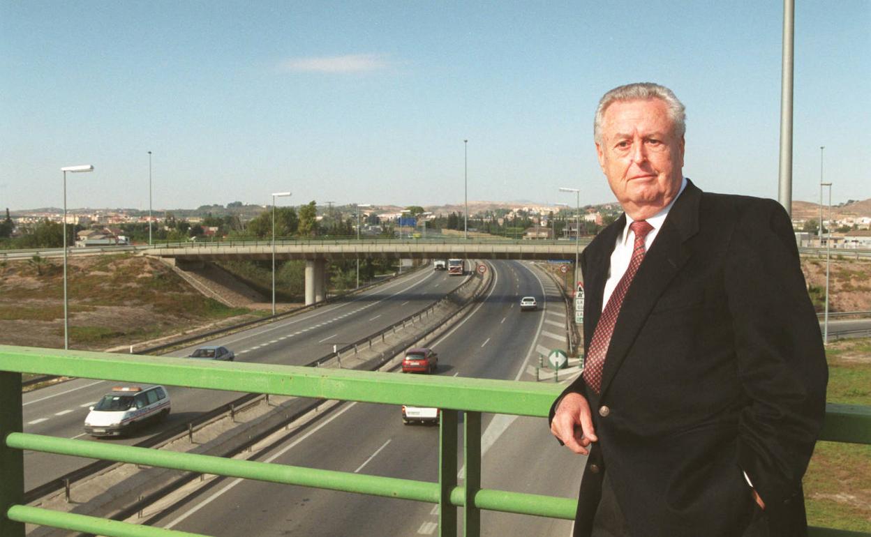 José García León posa en la Ronda Oeste de Murcia, en el año 1999 