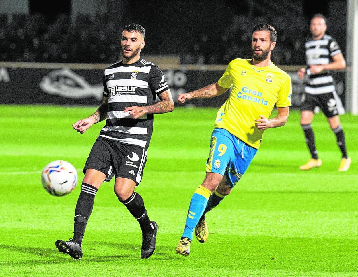 Álex Martín (izqda.), en el partido de esta temporada contra Las Palmas. 