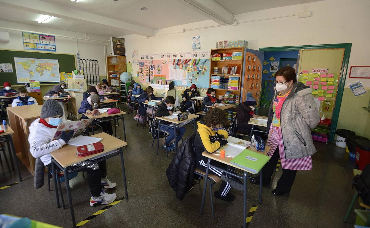 Escolares en un aula del Colegio Nuestra Señora de los Ángeles de El Esparragal.