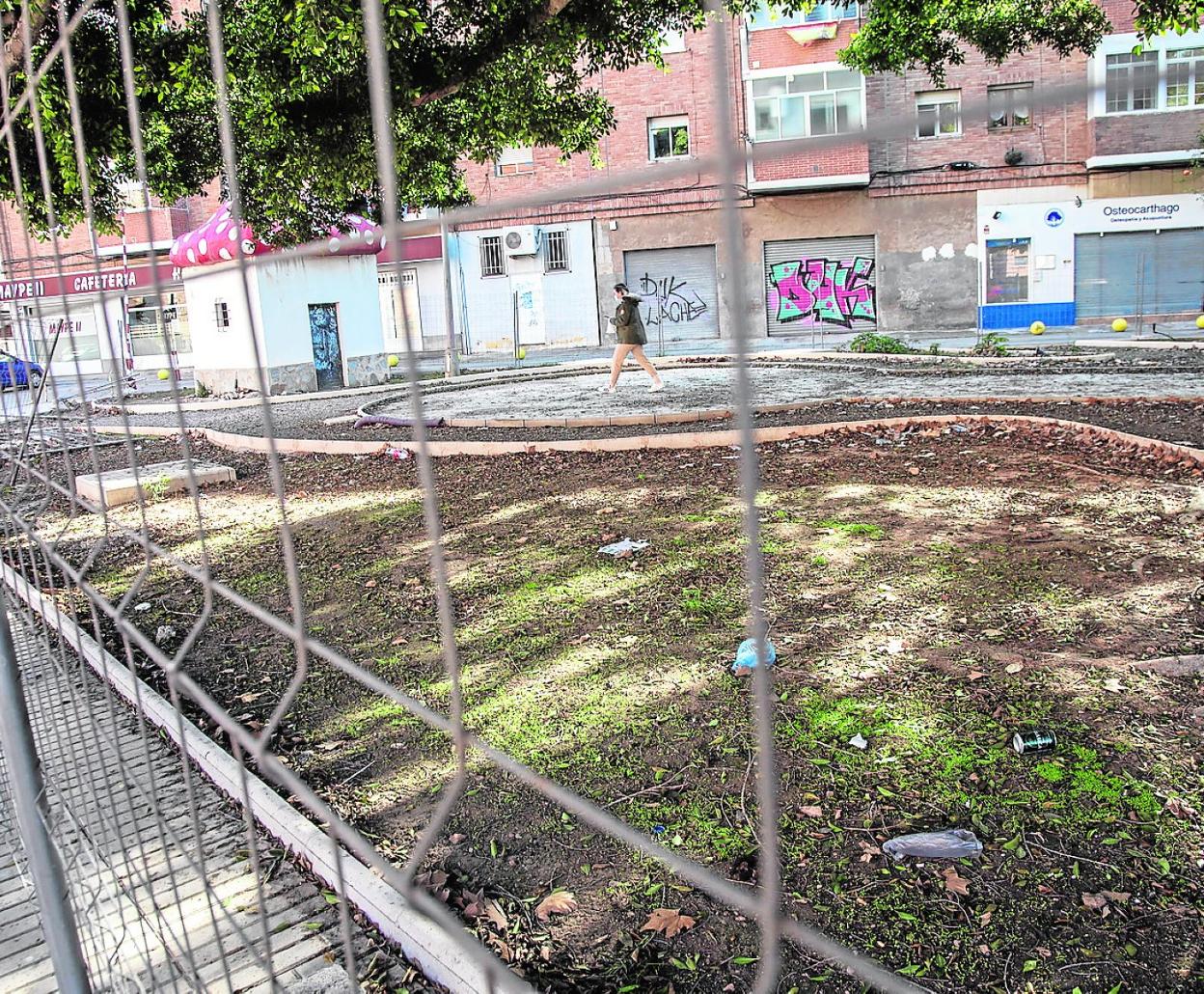 Una persona pasa por mitad del parque; al fondo, el cuarto con forma de seta. 