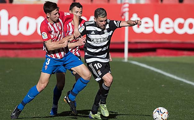 Álex Gallar trata de deshacerse de dos rivales durante el encuentro ante el Sporting.