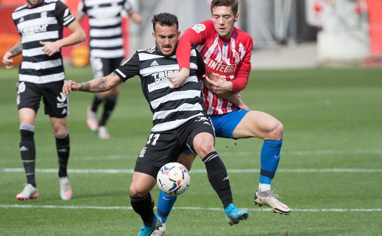 Elady pelea por el balón con un rival durante el encuentro ante el Sporting de Gijón.