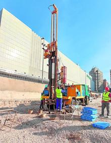 Imagen secundaria 2 - Nube de puntos de la imagen tridimensional a nivel de yacimiento (arriba) y trabajos para realizar los sondeos a varias profundidades del terreno (abajo). 