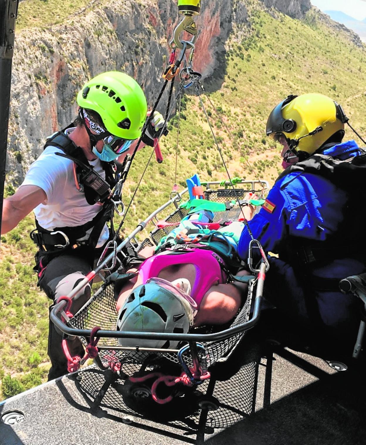 Bomberos en helicóptero rescatan a una deportista, el pasado 17 de julio, tras lesionarse en una zona de sierra de Jumilla. 