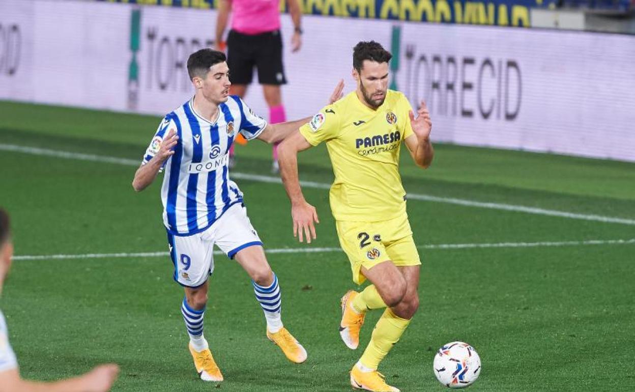 Carlos Fernández (i) y Alfonso Pedraza, en el Estadio de la Cerámica. 