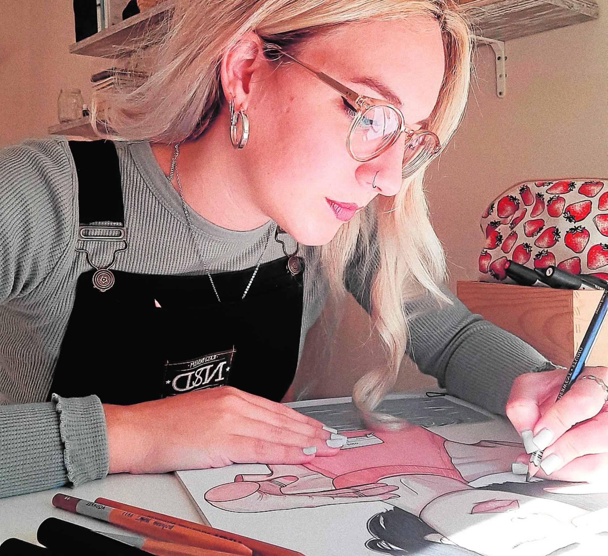 Ana Gil, en su estudio, mientras realiza una ilustración.