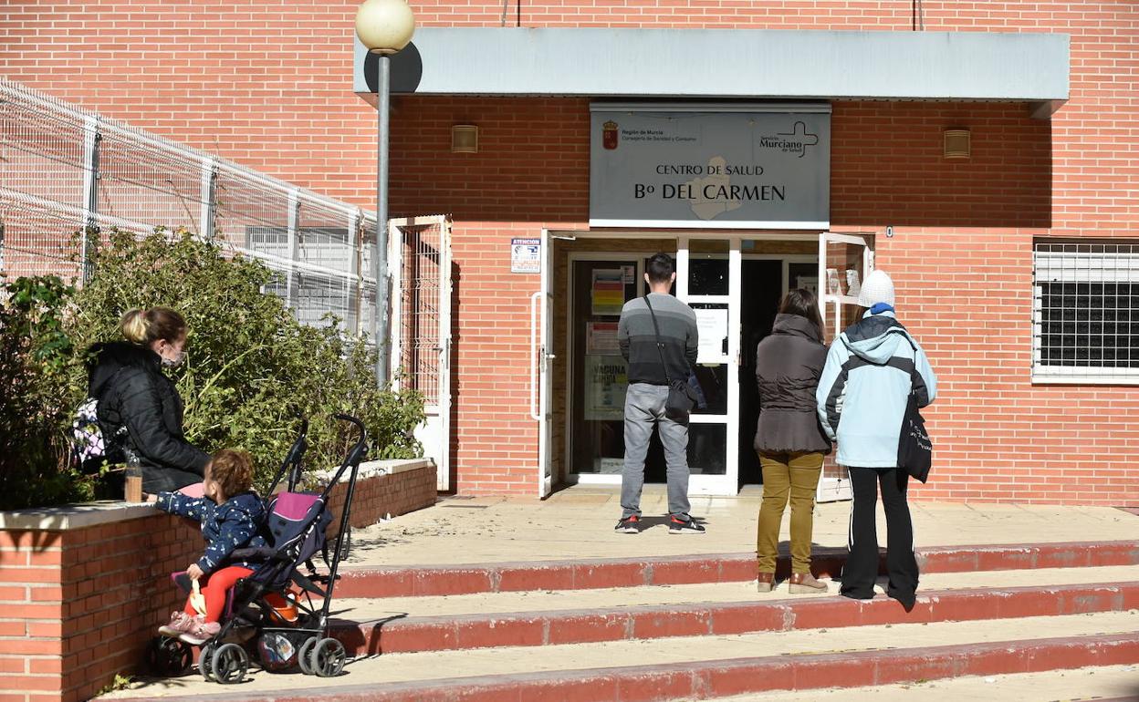 Colas en el centro de salud del barrio del Carmen, en Murcia.