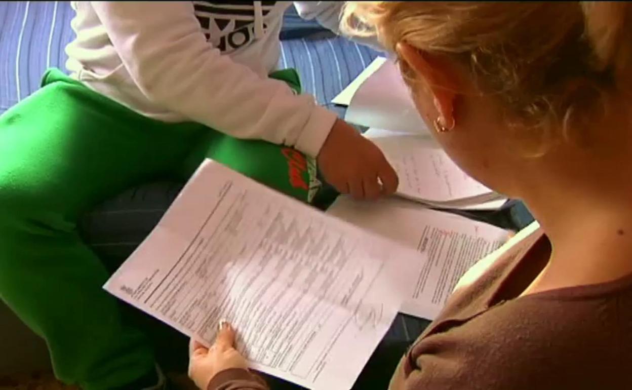 Una mujer cumplimenta un formulario en una foto de archivo.