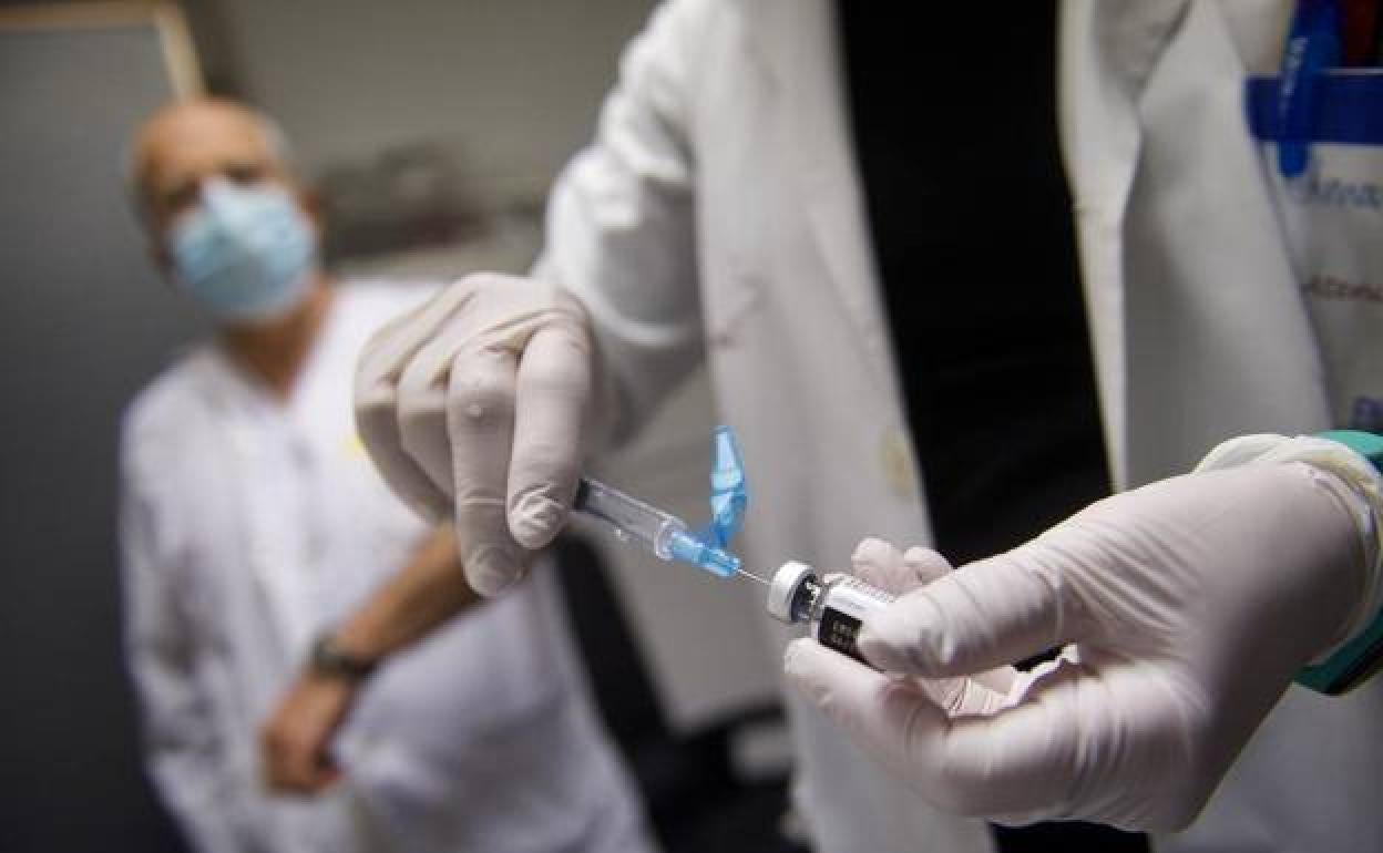 Un sanitario prepara una vacuna en un centro de salud de Murcia, en una imagen de archivo.