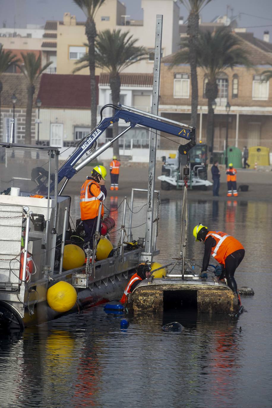 Fotos: Las labores de retirada de embarcaciones varadas o hundidas empiezan en el municipio de Los Alcázares