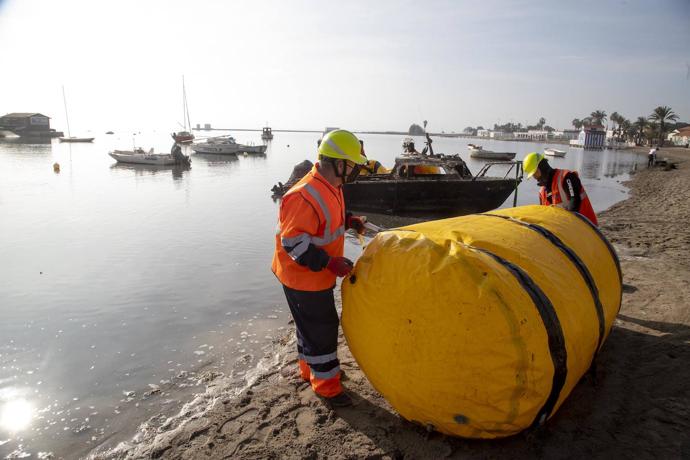 Fotos: Las labores de retirada de embarcaciones varadas o hundidas empiezan en el municipio de Los Alcázares