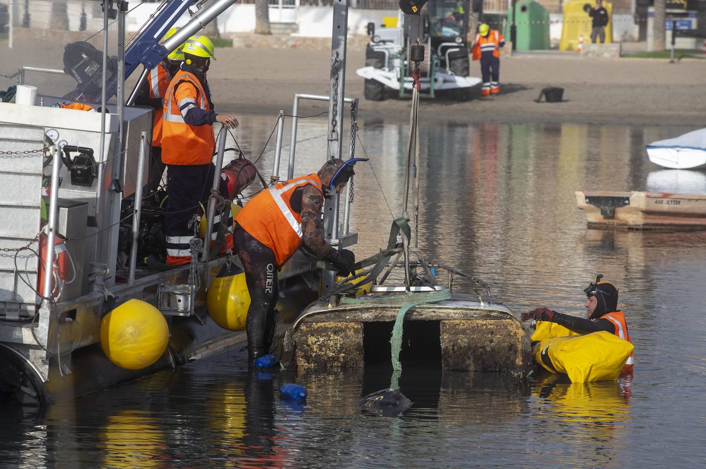 Fotos: Las labores de retirada de embarcaciones varadas o hundidas empiezan en el municipio de Los Alcázares
