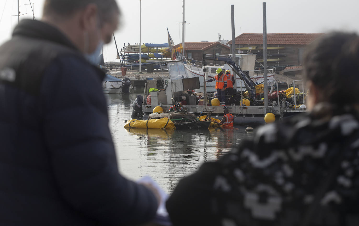 Fotos: Las labores de retirada de embarcaciones varadas o hundidas empiezan en el municipio de Los Alcázares
