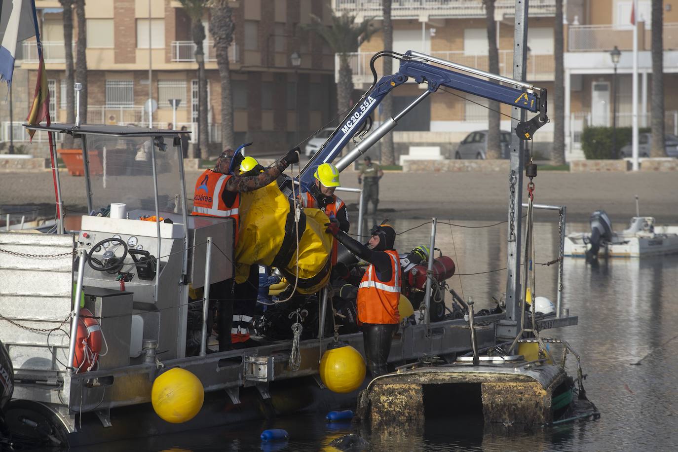 Fotos: Las labores de retirada de embarcaciones varadas o hundidas empiezan en el municipio de Los Alcázares