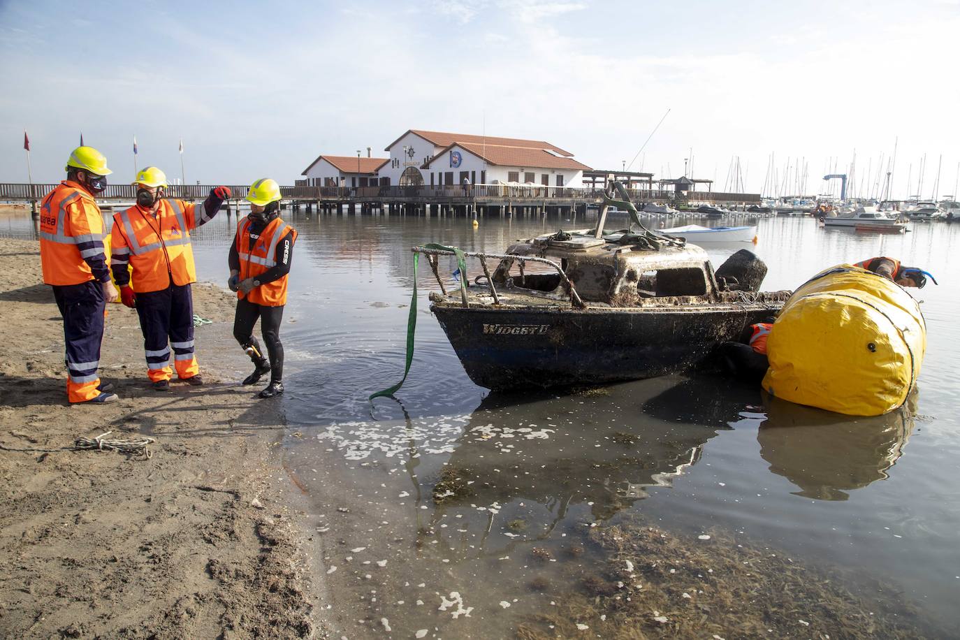 Fotos: Las labores de retirada de embarcaciones varadas o hundidas empiezan en el municipio de Los Alcázares