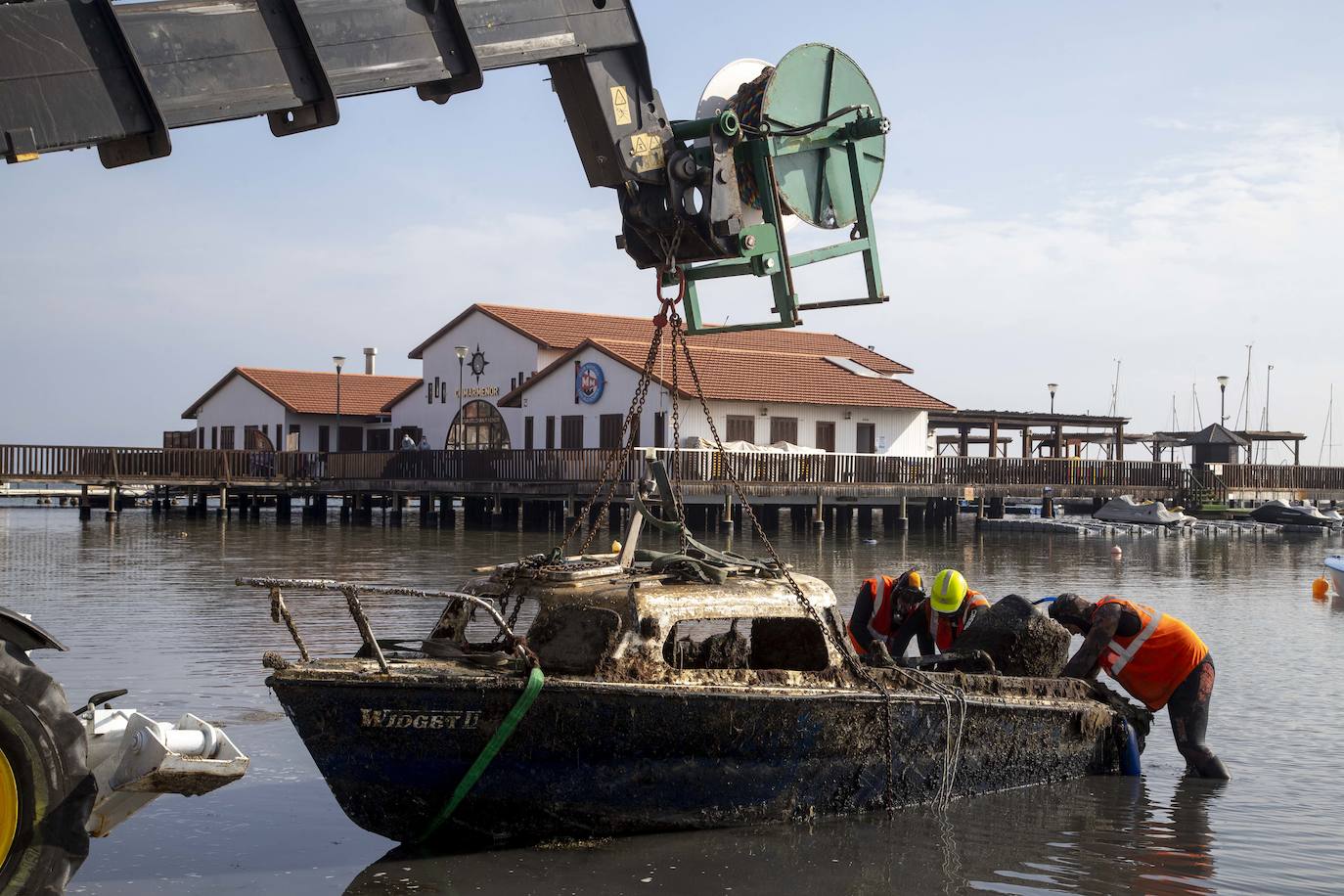 Fotos: Las labores de retirada de embarcaciones varadas o hundidas empiezan en el municipio de Los Alcázares