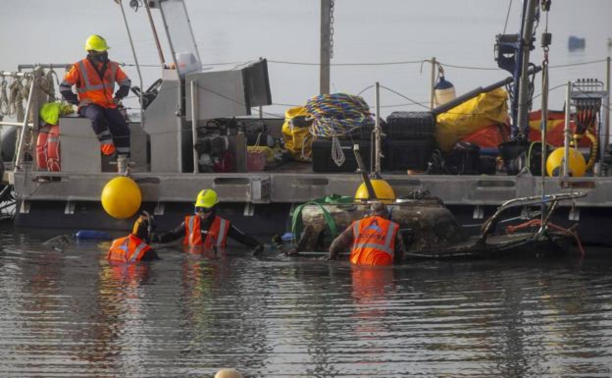 Labores de retirada de barcos abandonados en el Mar Menor, este jueves.