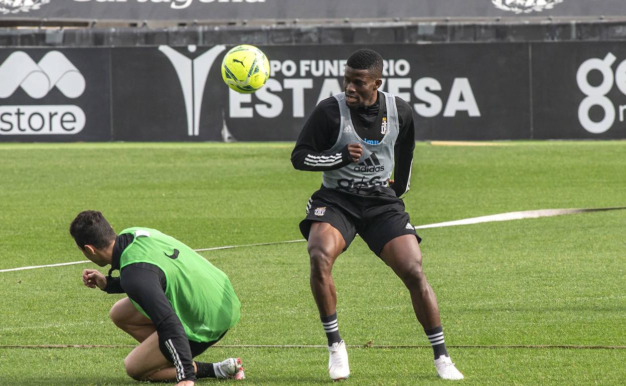 Azeez, ayer, pugna por un balón con Rubén Castro. 