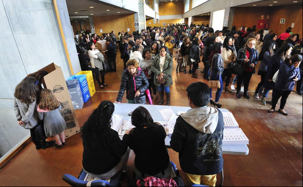 Una mesa electoral para las elecciones de Ecuador de 2017, en el Víctor Villegas.