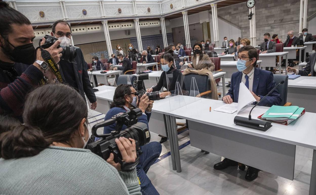 Imagen de archivo de la Asamblea Regional con Manuel Villegas en primer plano. 