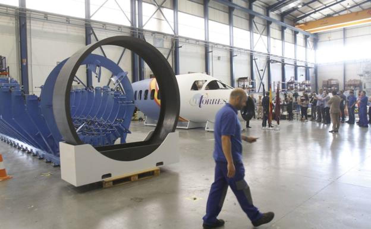 Un trabajador en la planta de MTorres de Fuente Álamo, en una fotografía de archivo. 