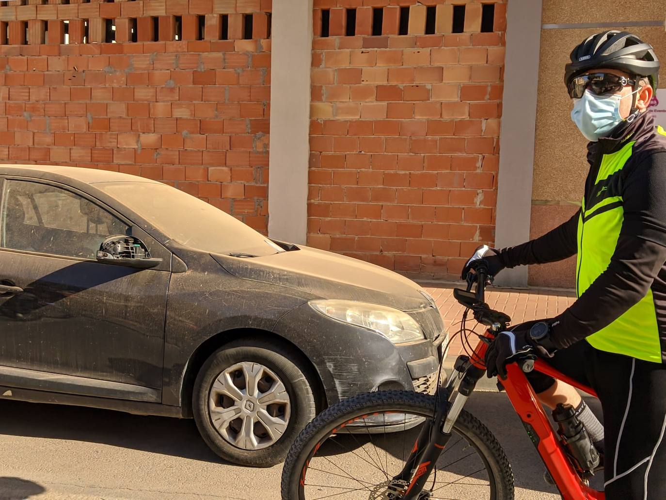Fotos: El polvo africano cubre coches y calles de la Región de Murcia