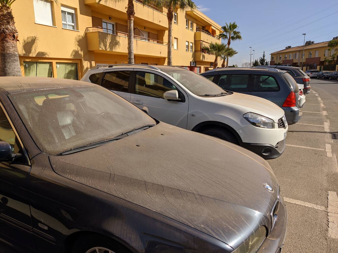 Fotos: El polvo africano cubre coches y calles de la Región de Murcia
